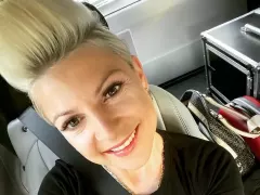Magdalena Narożna (Piękni i Młodzi) w czułych objęciach z babcią! Wręczyła jej piękny prezent!