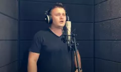 Arek Kopaczewski odświeżył wielki szlagier disco polo! To wykonanie zapiera dech w piersiach!