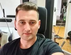 PILNE! Gwiazdor disco polo w sytuacji zagrożenia życia! Auto wylądowało w rowie, artysta przestrzega fanów!