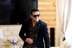 Wokalista disco polo w kwiecistym garniturze! Stylizacja robi piorunujące wrażenie!
