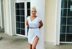 Cudowna Magda Narożna kusi krągłymi pośladkami.Ten widok gwiazdy disco polo pobudza wyobraźnię!