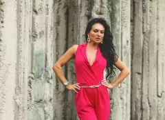 Zdjęła stanik i mocno odchyliła marynarkę! Wokalistka disco polo rozpala swoją kobiecością!
