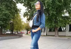 Wokalistka disco polo odsłoniła dekolt! Artystka śmiało skupia uwagę na piersiach! 