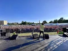  32 stopnie godzina 17:30 i tłumy na koncercie After Party w Sieradzu.