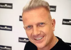 Wokalista disco polo rozładowuje napięcie wśród fanów! Jego uśmiech mówi wszystko!