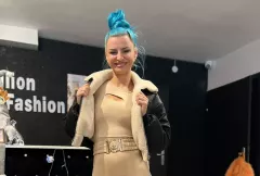 Agbe milionerką! Niebieskowłosa wokalistka disco podbija internet!