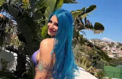 Agbe prawie nago na hiszpańskiej plaży. Niebieskowłosa gwiazda disco polo zaszalała w bikini