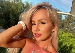 Agnieszka Drewnicka z zespołu Exaited prezentuje elegancki beżowy komplet