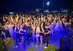 Andre rozgrzewa fanów w Błotniku: tłumy śpiewają razem z gwiazdą disco polo
