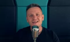 Arek Kopaczewski sięga po „Hej czy Ty wiesz” – kultowy hit Classic powraca w nowej odsłonie