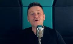 Arek Kopaczewski zaskoczył fanów! Tak brzmi jego wersja przeboju ”A wieczorem” zespołu Raider
