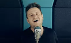 Arek Kopaczewski zaśpiewał przepiękny utwór Seweryna Krajewskiego pt. „Nie jesteś sama„! Zobaczcie nagranie