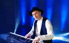 Gwiazdor disco polo w religijnej pastorałce! Artysta nagrał żywe instrumenty!