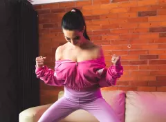 Emila (Daj to Głośniej) pokazała się przed obiektywem bez stanika! Fani w szoku - Rozpięta bluza odsłoniła  biust gwiazdy disco polo!