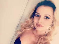 Basia Pędrak z zespołu Lili w krótkiej sukience z głębokim dekoltem! Fani disco polo oszaleli na widok jej zdjęć