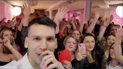 Bayera na żywo z hitem pt. „Kocha się raz„. To prawdziwy hicior! Czy to najlepszy hit weselnym?