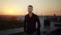 Bayera zaskoczył nowością! ”Podróż w nieznane” hitem lata? Ponad pół miliona odsłon w kilka dni!

