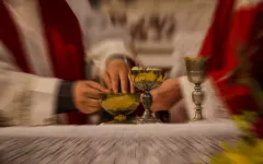 Bierzmowanie 2023: Ile dać na prezent, do koperty? Zobacz stawki, które wstrząsną Twoim portfelem!