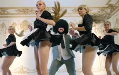 BIG BOSS  z hitem „BANANABOY„! Ekstrawaganckie kostiumy, 26 godzin zdjęć i wanna pełna złota - to musisz zobaczyć