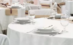 Cena weselnego ”talerzyka” bije rekordy! Kwoty, które zwalają z nóg, a Ty musisz je znać