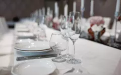 Cena za talerzyk na weselu 2023. Kwoty zwalają z nóg