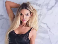 Co za stylizacja gwiazdeczki disco polo. Ponętny biust wylewa się spod skąpej bluzki!