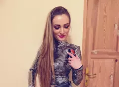 Co za widok! Piersi gwiazdy disco polo niemal ”wyskoczyły” z bluzki. 
