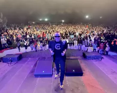Czadoman daje czadu mimo deszczu! Niesamowity koncert artysty podczas deszczowej nocy