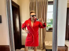 Z łóżka na scenę?! Gwiazdor disco polo Paweł Dudek zaskoczył stylizacją! Uwagę zwraca szlafrok Czadomana i fryzura! 