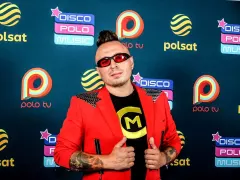 Czadoman wyrzuca Putina do kosza! Oto kontrowersyjne nagranie, które wstrząsnęło internetem | ZOBACZ