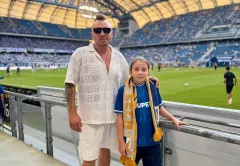 Czadoman z córką na Enea Stadionie. Wokalista disco polo pojechał na mecz Lecha Poznań w Lidze Mistrzów