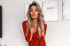 Jest HOT?! Znana wokalistka disco polo kusi strojem! Gwiazda zapozowała w przepięknej czerwonej sukni! Uwagę skradają kozaki za kolano! 