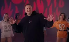 „Czas pokaże” – energetyczny debiut zespołu Na Grubo podbija serca fanów disco polo!