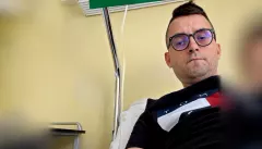 Czekał pół roku na tę operację! Gwiazdor disco polo już po zabiegu. Jak się czuje?