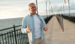 Czy „Królowa nocy" Szymona Jankowskiego to hit jesieni? Teledysk z Międzyzdrojów zebrał pierwsze komentarze