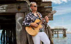 Czy nowy utwór DiscoPrince”a to przebój lata? Sprawdź, jak piosenka „Nie wiem nic„ podbija serca fanów w klimatycznym teledysku z Sopotu!

