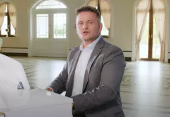 Czy to najlepszy utwór na pierwszy taniec weselny? Nowa wersja „Pierwszego pocałunku” od Arka Kopaczewskiego zaskakuje i zachwyca!
