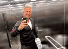 Popularny gwiazdor disco polo odsłonił umięśnioną klatę! Zdjęcie wokalisty podbija internet! Co za ciało! 