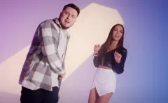W końcu prawdziwe disco polo?! Dawid Kajdan zaskoczył nowością „Włosy Spięte w Kok„!  Fani „czapki z głów„
