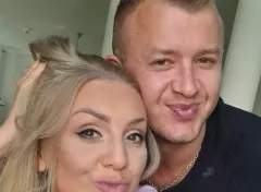 Dawid Narożny w jacuzzi z żoną. Tak gwiazdor disco polo odreagowuje przykrą sytuację podpalenia swojej podobizny?!