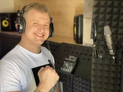 Dawid Narożny wykonał przebój Bradleya Coopera i Lady Gagi pt. „Shallow„ Fani „Aż mam ciary„