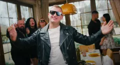 Dawid Narożny z Piękni i Młodzi prezentuje „Miliony wersów„ - Premiera pełna humoru i rytmów latino!