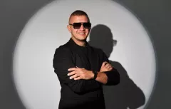 Dawid Narożny zmaga się z hejtem po publikacji zdjęcia w okularach Dolce & Gabbana