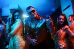 Dawid Narożny na szczycie popularności?! Jego „Alkoholiczka„ to obecnie najpopularniejszy utwór disco polo na YouTube!