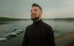 Debiut w disco polo! Eros, czyli Dawid Prusak w nowości pt. „W różu kwiaty„