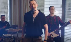 Dejw rozpala sieć nowością: „Nie myśl o tym„! Premiera