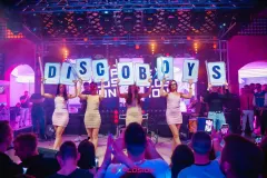 DiscoBoys w rytmie sukcesu: Singiel „Lubiła tańczyć„ i ogromny sukces! Kamil Kossakowski może otwierać szampana!