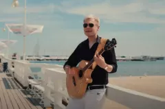 DiscoPrince wraca z hitem „Nie wiem nic„! Teledysk w stylu lat 90. podbija rynek disco polo! Fani „prawdziwy hit lata„


