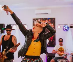 Do sieci wyciekły gorące zdjęcia! Gwiazda disco polo - Emila Sanecka z Daj To Głośniej przyłapana w łóżku! 
