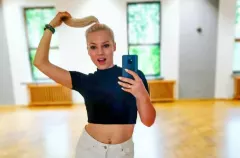 Znana wokalistka disco polo kusi w skąpym stroju na łóżku! Sylwia Morcinek z formacji Weź Nie Pytaj poruszyła wyobraźnię fanów!
